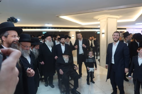 מזל טוב בבני ברק | המונים חגגו בשמחת נישואי נינו של זקן תלמידי החזון איש