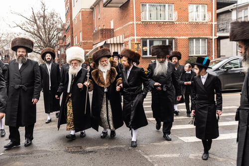 בורו פארק צהלה ושמחה | כשהרבי מבאבוב שבר את הכוסות במקל הכסף • תיעוד ענק