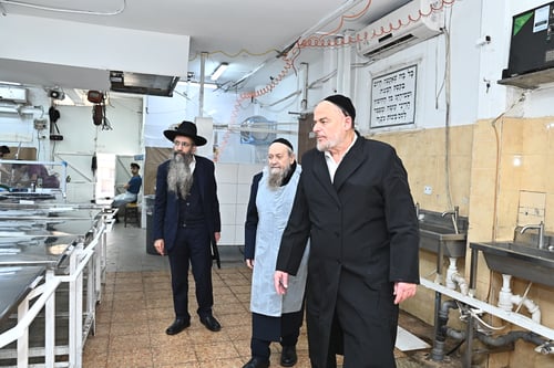 כוחה של מצווה | למרות החולשה, המקובל הגאון רבי דוד בצרי כבר אפה את המצות