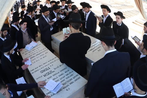 11 חודש להסתלקותו: המונים פקדו את ציון הגאון רבי מאיר מאזוז זצ"ל
