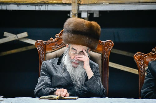 זכר צדיק | הרבי מאלכסנדר ערך טיש הילולא באודיטוריום העירוני