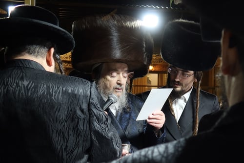 בנישואי נינו | הגה"צ רבי יעקב מאיר שכטר פיזז לפני הכלה מתוך שרעפי קודש