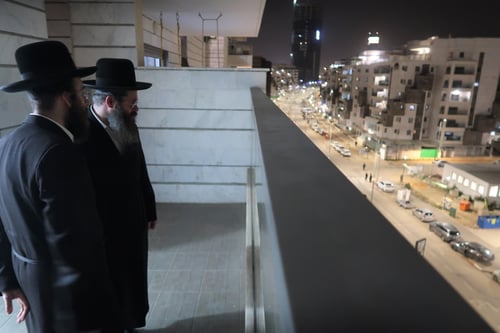 דור שלישי ברבנות; רבם החדש של חסידי גור בבני ברק ערך סיור ב'מתחם הסופרים'