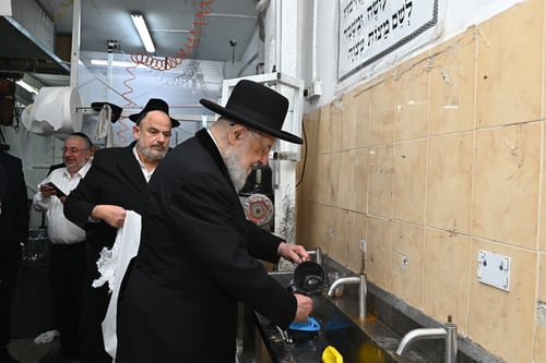 "מרישא ועד גמירא": הרב לאו באפיית מצות מצווה משפחתית • צפו בתיעוד