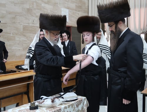 קשר של תפילין | רגשי קודש נעלים בהנחת התפילין לנכד האדמו"ר מסערט ויז'ניץ