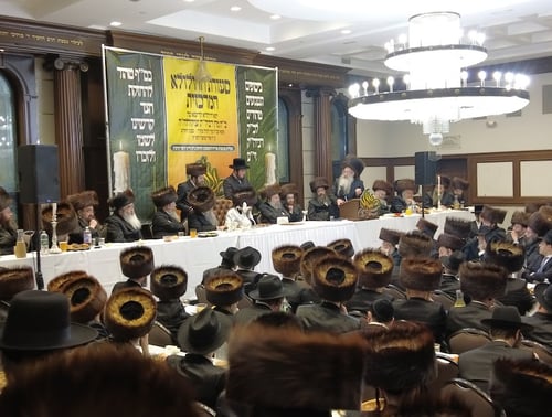 דמעות בציון | האדמו"ר מסקולען לייקווד העתיר שעות על קבר אביו • צפו