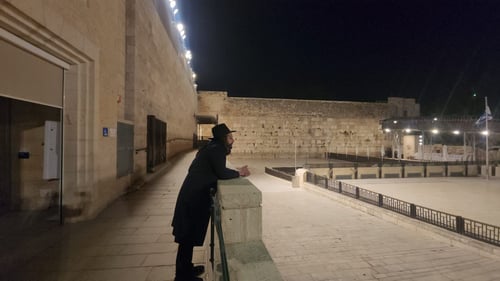 בצל המלחמה: הגאון הינוקא ערך תפילה מיוחדת בירושלים • תיעוד