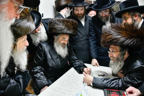 כולם נהרו לשיכון ה' | השמחה הסוחפת באירוסי בנו הצעיר של רבי אלימלך • צפו