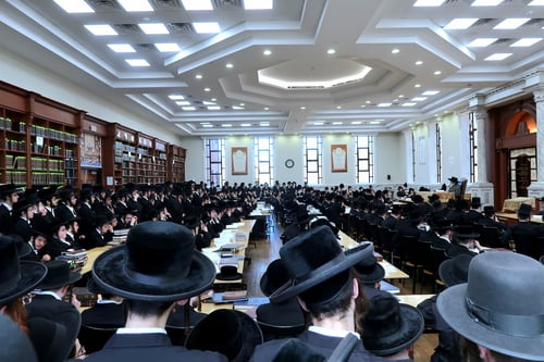 הפלפול המרתק של האדמו"ר מסאטמר עם הבחורים לקראת דרשת 'שבת הגדול'