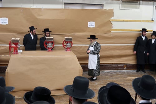 הרבי מסאטמר טחן חיטים לעיני הבחורים • צפו בתיעוד המרומם מקריית יואל