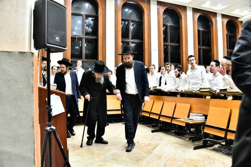 "כי עמנו ק-ל": הריקוד הנלהב של ראש הישיבה בבית מדרש עליון • צפו 