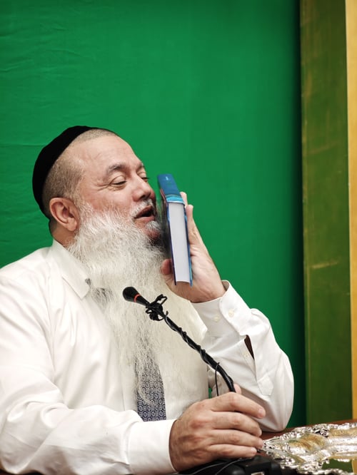 סגירת המעגל של מזכה הרבים | 30 שנות עמל הוגשו להרב יגאל כהן בהפתעה