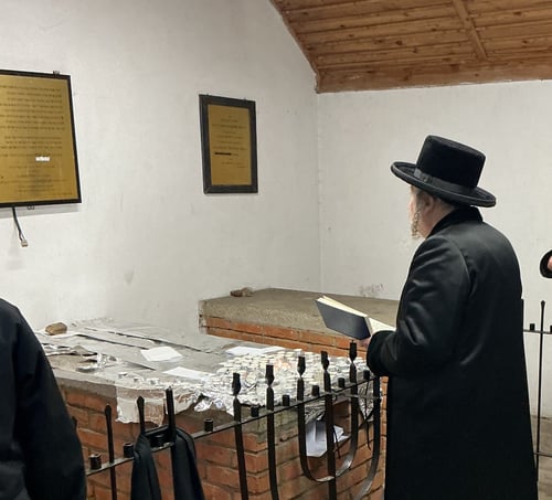 תפילות ודמעות על אדמת פולין: מסע הבזק של האדמו"ר מסקאליע