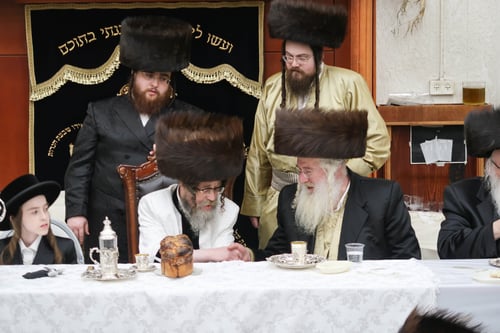 שמחה בממלכה | האדמו"ר מקרעטשניף סיגעט חגג בר מצווה לנכדו הבכור • צפו 