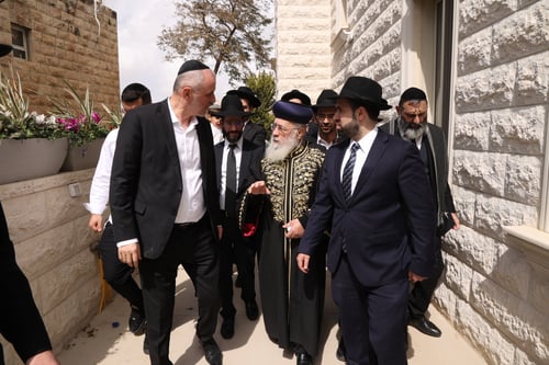 בסנהדריה המורחבת | הראשל"צ הגר"י יוסף בברכת האילנות בחצר מקורבו