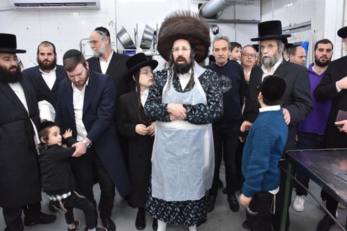 אפיית המצות במעז'יבוז'; הרבי עסק במלאכת האפייה, האב האדמו"ר הצטרף למעמד