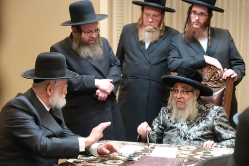 במעוז החסד בקריית יואל | האדמו"ר מסאטמר קבע מזוזות במשרדי רופא חולים