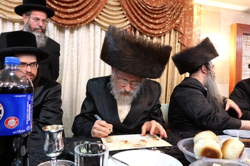 נכד האדמו"ר מטשארנאביל התארס עם נכדת משב"ק האדמו"ר מויז'ניץ | צפו בתיעוד