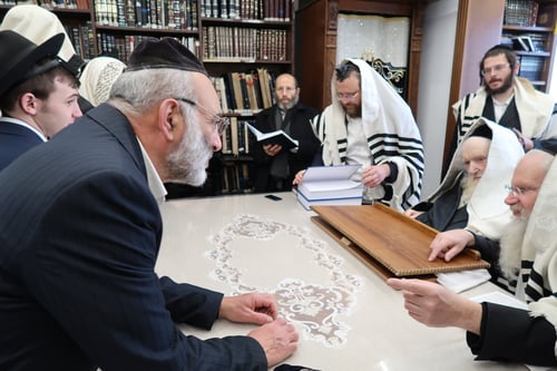 הצצה מיוחדת מקבלת קהל אצל הפוסק הנודע במעונו בשכונת 'הר נוף' | צפו