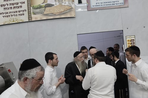 לא רק עבודת יד | הצצה לאפיית מצות מכונה ב"דעת שמואל" בראשות רבי אליעזר דינר