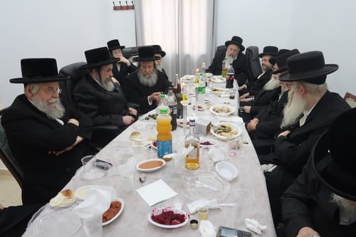 מזכיר ה'מועצת' סיים את כל התורה שבכתב, אב"ד החסידות הופיע ופצח בריקוד נלהב 