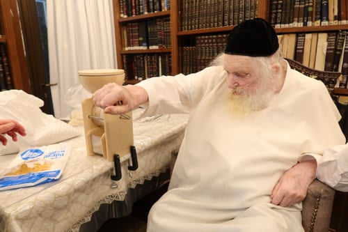 חביבות של מצווה | הגר"מ שטרנבוך טחן את החיטים בריחיים של אבן
