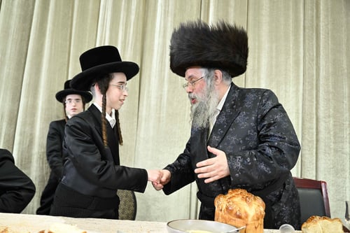 שלשלת הקודש | האדמו"ר מצאנז פיאר את השמחה בבית גיסו רב קריית הבעש"ט