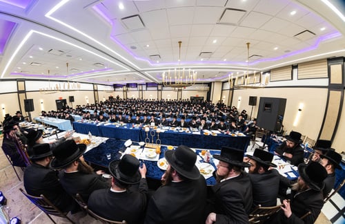 עטרת בחורים | האדמו"ר מצאנז קלויזנבורג חילק פרסים למצטייני הישיבה בבורו פארק