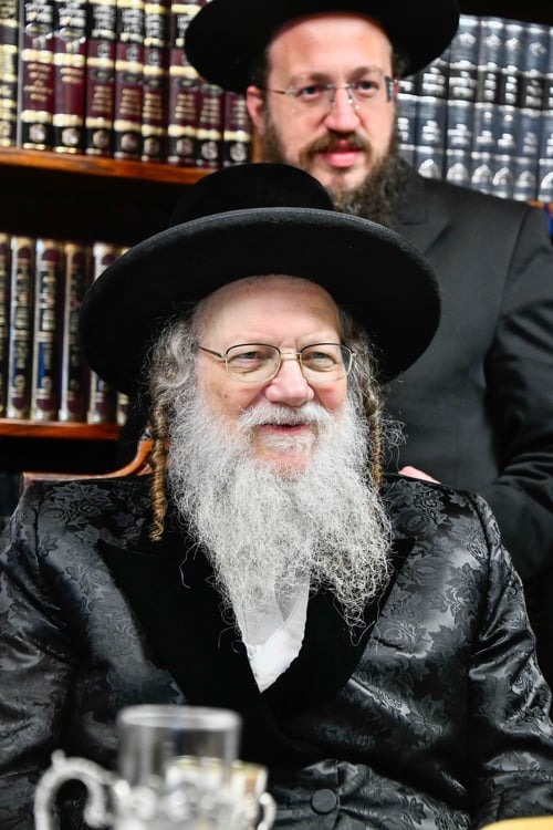 החסידויות הפולניות השתדכו ביניהן | המונים בשמחת האירוסין בבית לעלוב - מודז'יץ