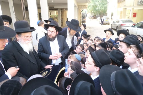 חינוך בשיאו | ילדי בני ברק עקבו בדריכות אחר מנהגי הדיין הגר"ש רוזנברג