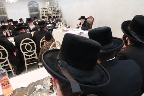 ייחודי ל'שנה ראשונה יונגעלייט' | הטיש המיוחד של האדמו"ר מפינסק קרלין