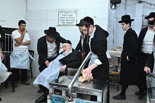 מסורת של דקדוק | ראש הישיבה הגרמ"צ ברגמן באפיית המצות • צפו בתיעוד