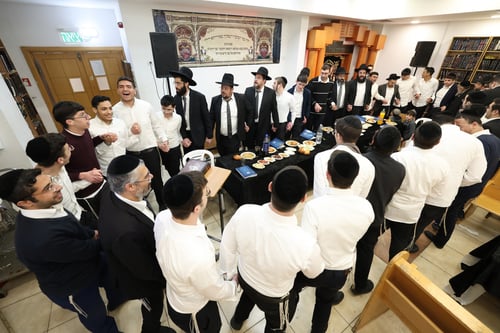 מבצר של תורה | ב'היכל שמעון' סיימו מסכת 'בבא מציעא' בשילוב הוצאת קובץ תורני
