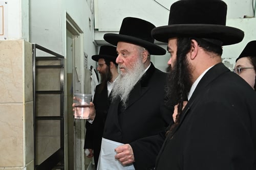 תנור ראשון בהילולת ה'אוהב ישראל'; כך אפה הרבי מוואסלוי את המצות • צפו