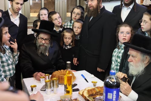 התרגשות במושב הזקנים: הרבי מסקולען הגיע מהמאפייה לביקור אצל חסידו הישיש