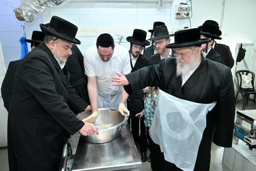 תיעוד מתוק | הרבי מסאסוב אפה מצות יחד עם נכדיו הדרדקים • צפו