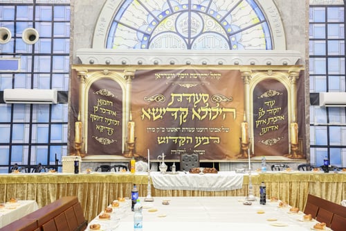 בצל המלחמה והשמיים הסגורים | כך ציינו את הילולת האדמו"ר שנפטר בקורונה  