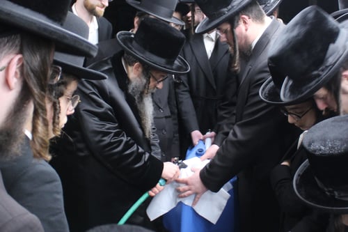 בבגדי זהב | האדמו"ר מסקולען לייקווד באפיית מצות לקראת חג הפסח
