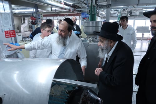 מהמכונות ועד הפרשת החלה | זקן ראשי הישיבות בסיור כשרות במאפיית המצות 