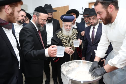 מהלישה ועד התנור | הראשל"צ הגר"י יוסף באפיית מצות עבודת יד • תיעוד