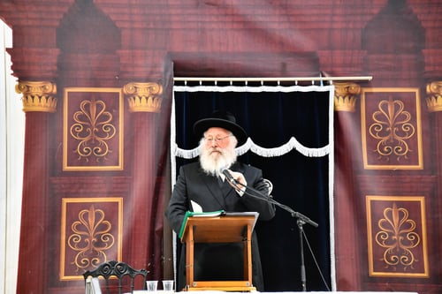 במתחם מוגן | המוני תושבי בני ברק נהרו לשמוע דרשת שבת הגדול מפי רב העיר