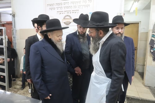 ברכה לאופים | המקובל רבי דוד בצרי עקב מקרוב אחר אפיית מצותיו לקראת החג