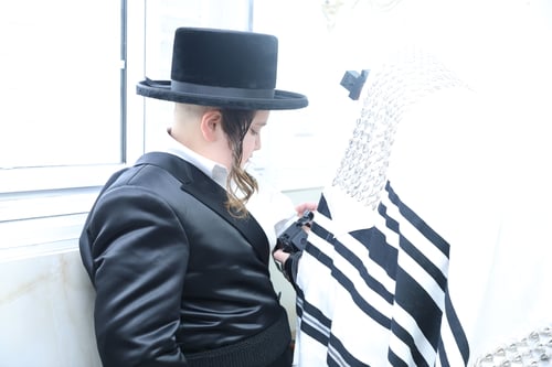 צפו בתיעוד: הרגע שבו שלף מנהיג הקהילה ביבניאל את התפילין ששרדו את גיהנום סיביר