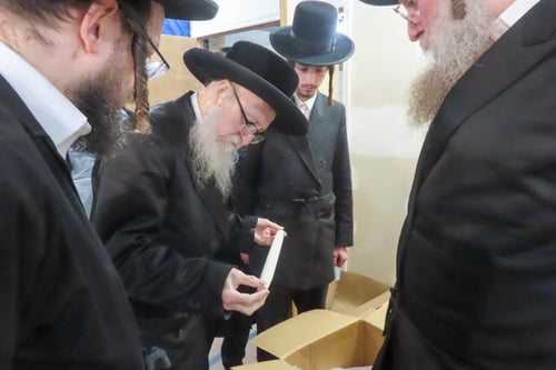 מול התנור הלוהט | זקן הפוסקים החסידים בארה"ב האדמו"ר מסערדאהעלי אפה מצות