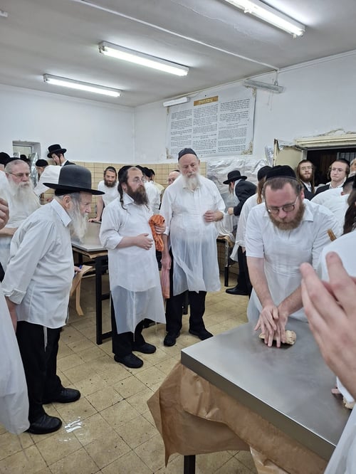 "כנער צעיר" | התיעוד הבלתי נתפס של הרבי מאמשינוב במאפיית המצות
