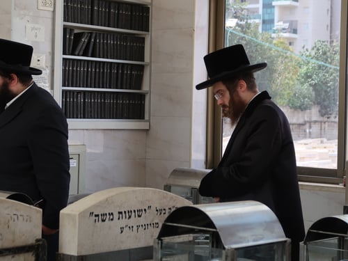 דמעות בקברי זקיניו והמראה לבלגיה | הרבי מסאדיגורה נפרד מהחסידים לקראת פסח