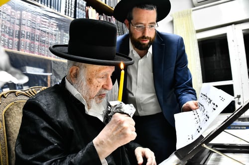 חמץ בסדקי העץ | ראש הישיבה בדק את סטנדר הלימוד בנר ונוצה 
