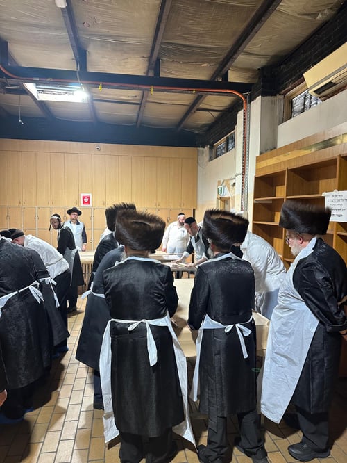 בזמן שישראל רועדת - במלבורן לבשו בגדי שבת ואפו מצות מצווה • צפו 