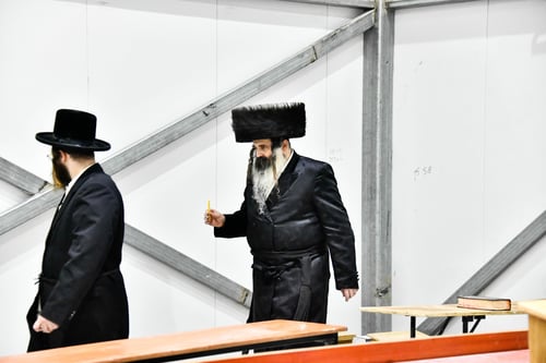 ר' מיילעך הרים את האבנט הלבן ומכר את החמץ לגיסו האדמו"ר מזוטשקא