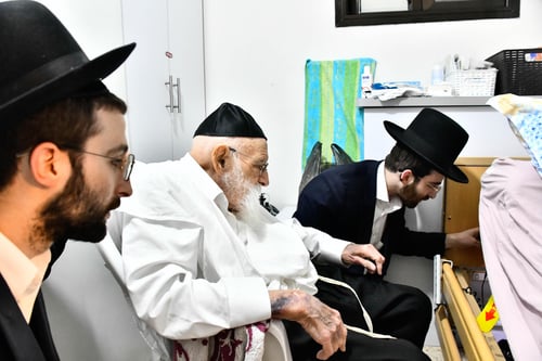 תחת המיטה וכסאות הפלסטיק | מעמד בדיקת החמץ של הגאון רבי מאיר גריינמן